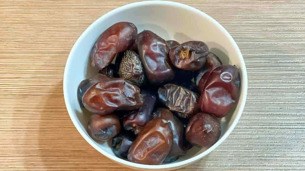 خرما مضافتی جهرم با روش برداشت سنتی